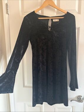NWOT HOLLISTER Velvet Long Sleeve Black Dress with Keyhole Neckline Bell Sleeves